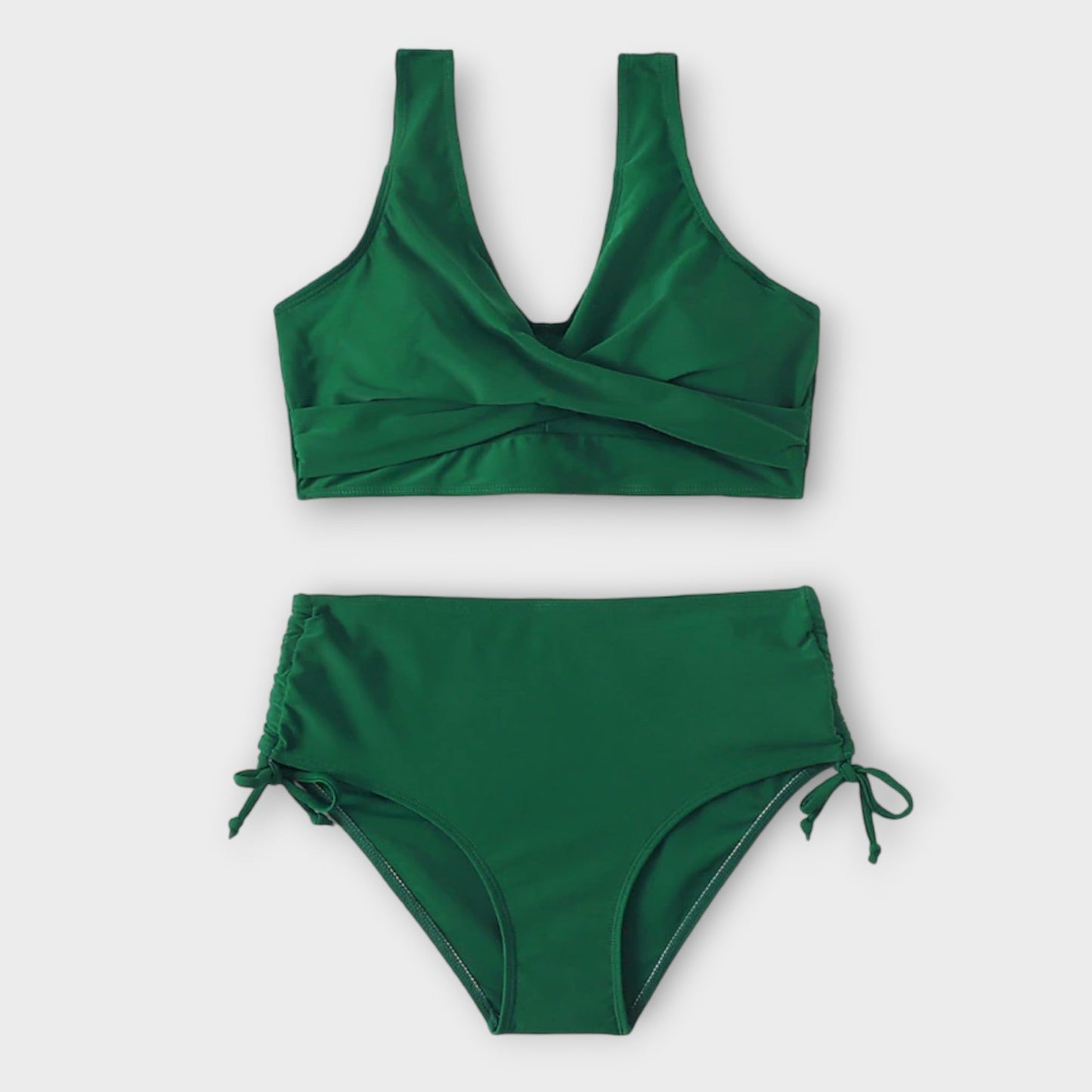 Elegantiškas ir figūrą pabrėžiantis dviejų dalių bikinis