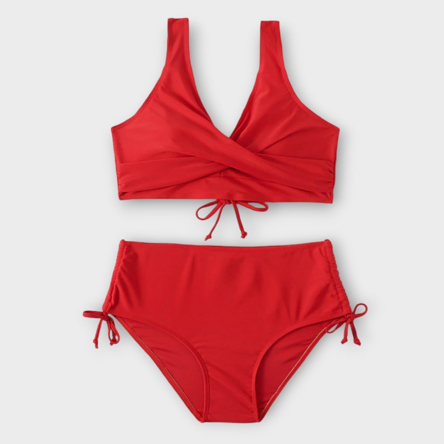 Elegantiškas ir figūrą pabrėžiantis dviejų dalių bikinis