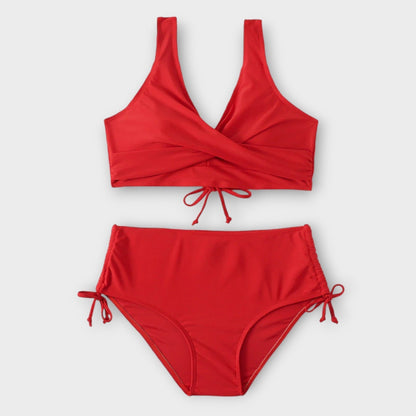 Elegantiškas ir figūrą pabrėžiantis dviejų dalių bikinis